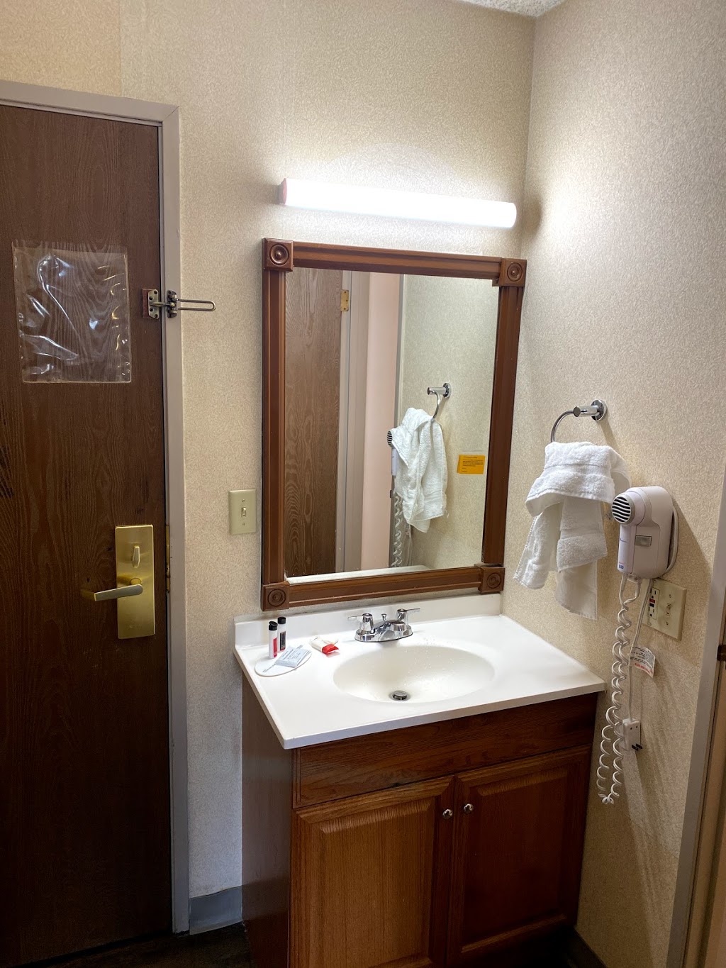 Airport Value Inn & Suites | 6875 Space Village Ave, Colorado Springs, CO 80915, USA | Phone: (719) 596-5588