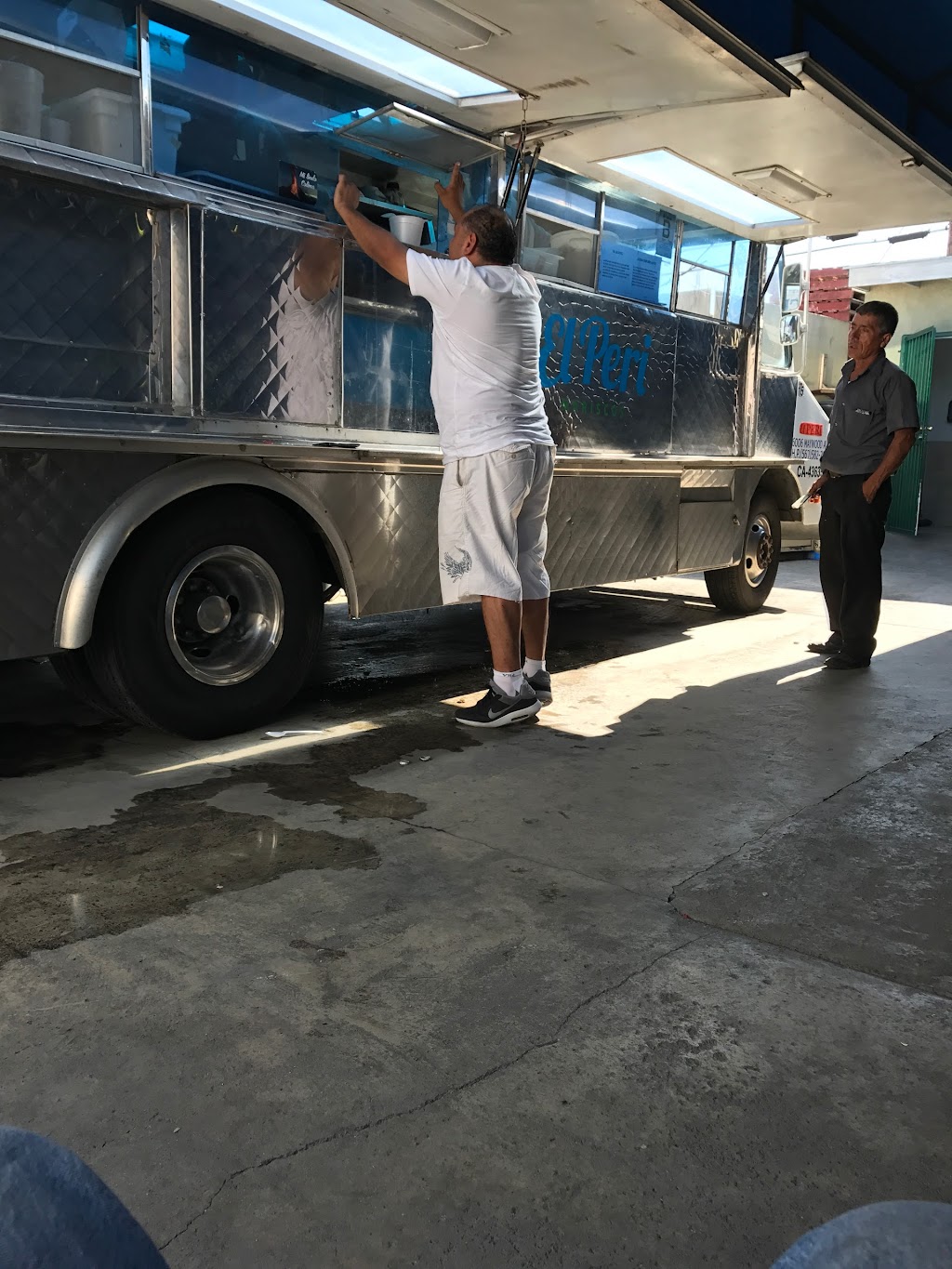 El Peri Mariscos | 7701 S Central Ave, Los Angeles, CA 90001, USA | Phone: (323) 252-0155