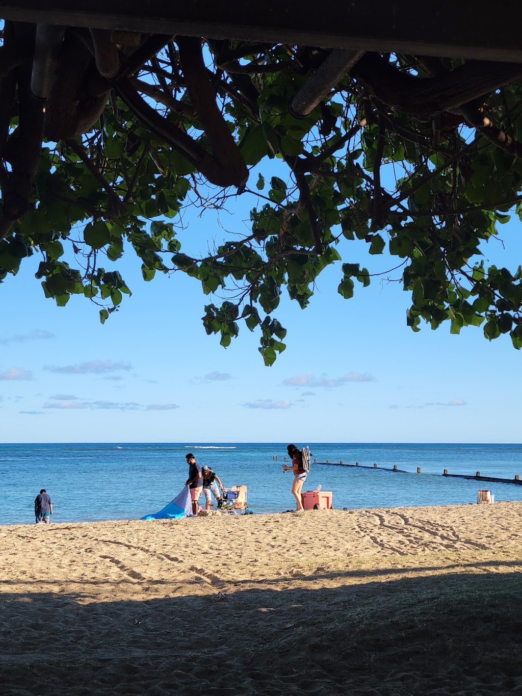 Waiʻalae Beach Park | 4925 Kahala Ave, Honolulu, HI 96816, USA | Phone: (808) 768-3003