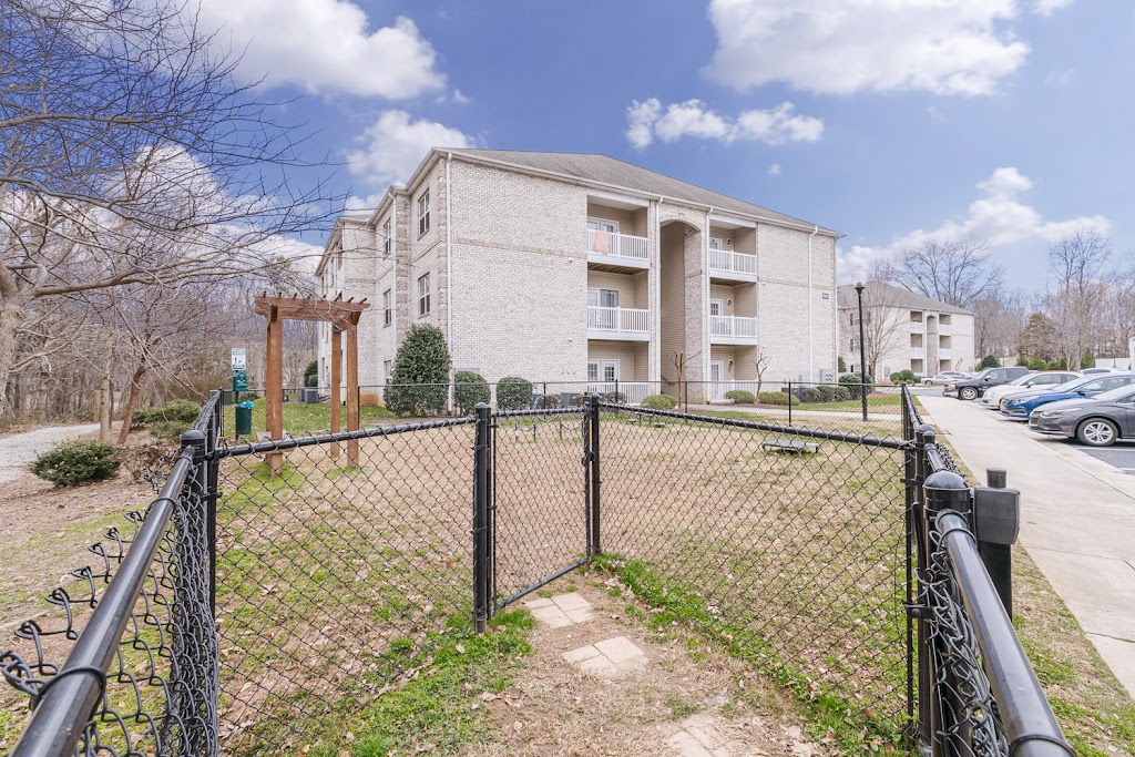 Wendover aXcess Apartments | 1501 Brandonshire Ct, Greensboro, NC 27409, USA | Phone: (336) 438-8811