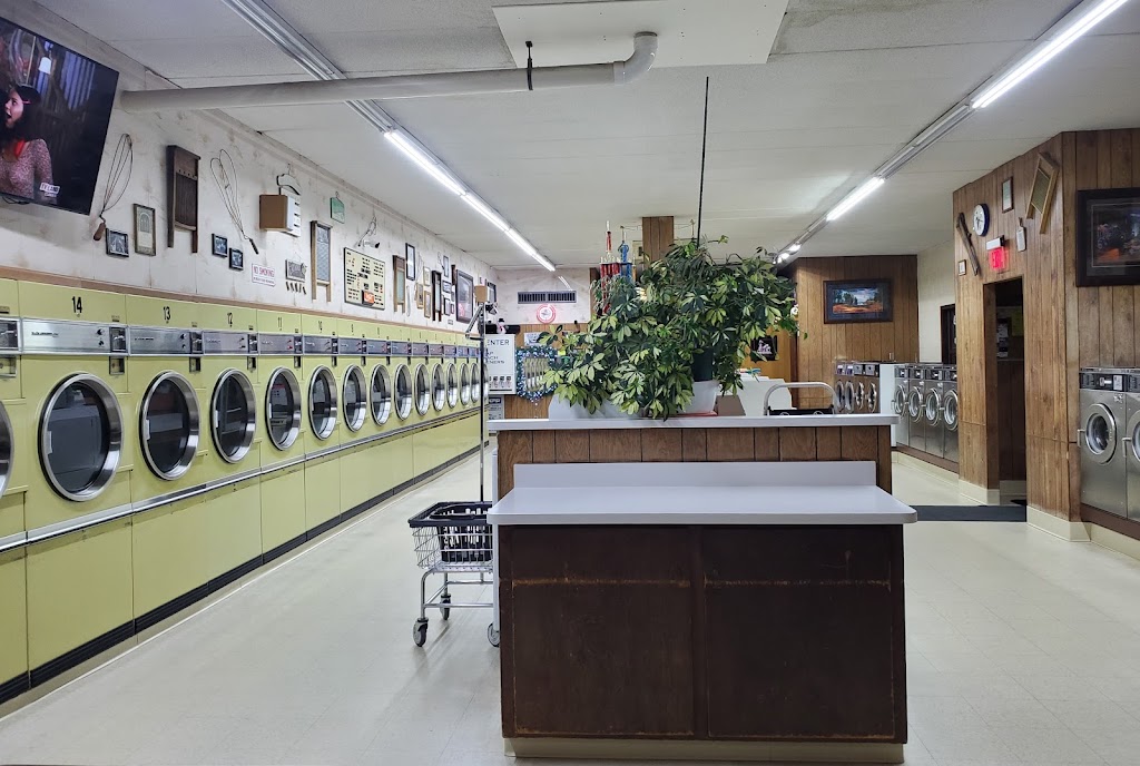 St Croix Laundry & Carwash Laundromat-Tanning | 402 N Washington St, St Croix Falls, WI 54024, USA | Phone: (715) 483-3980