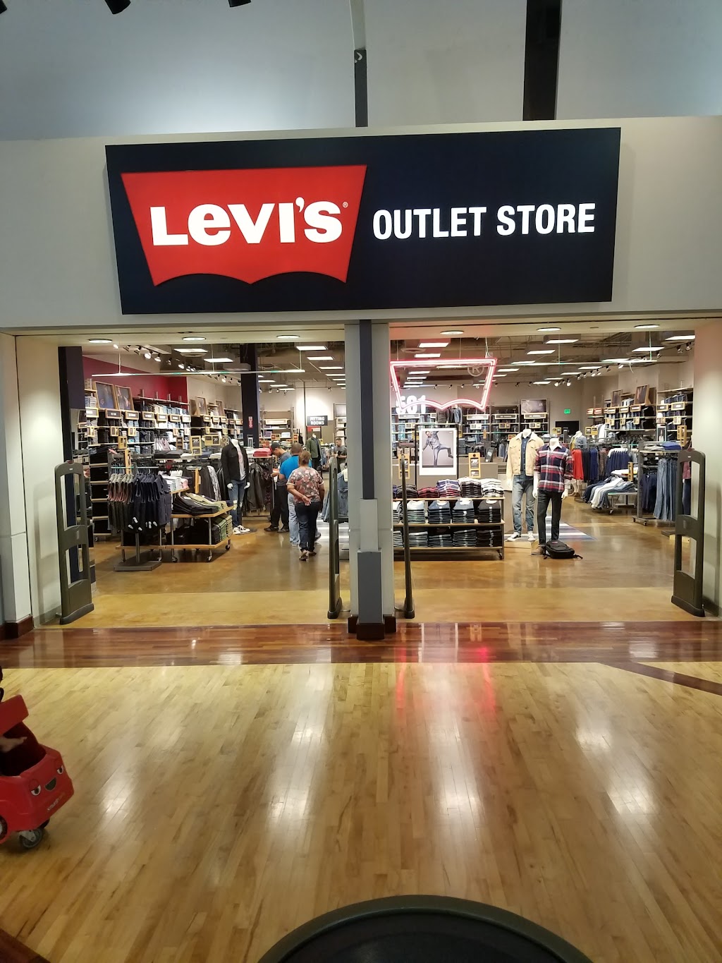 Levis Outlet Store | 5000 S Arizona Mills Cir SUITE- 196, Tempe, AZ 85282 | Phone: (480) 777-1192