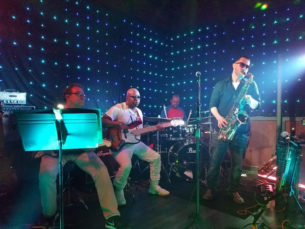 Lobys Bar & Grille | 4736 Hills and Dales Rd NW, Canton, OH 44708, USA | Phone: (330) 479-9860