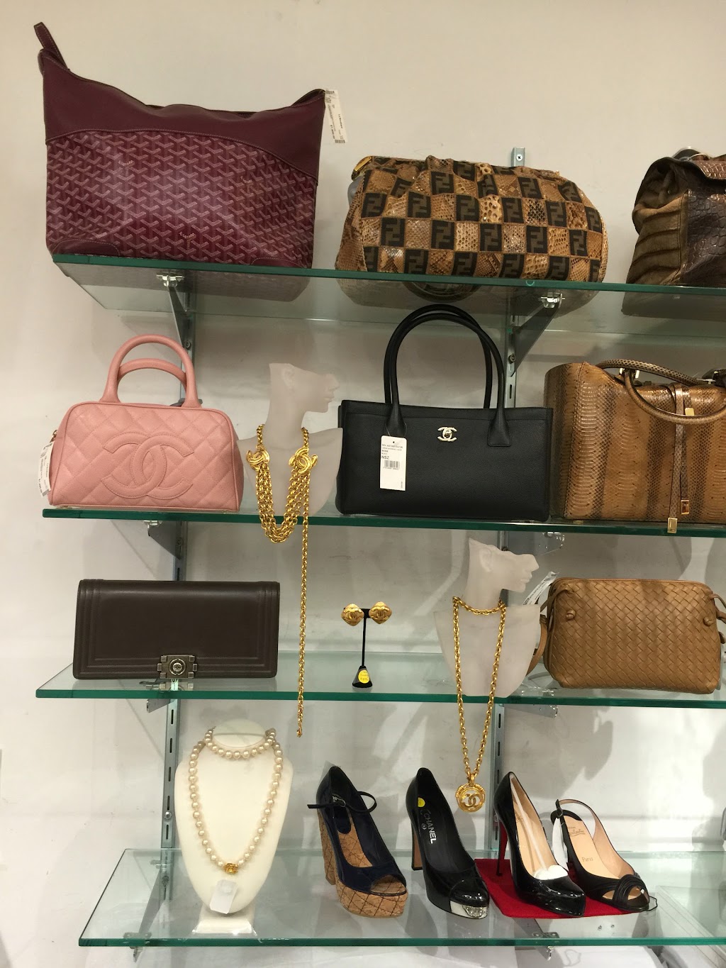 La Boutique Resale Consignments | 1132 Madison Ave 2nd Floor, New York, NY 10028, USA | Phone: (212) 988-1998