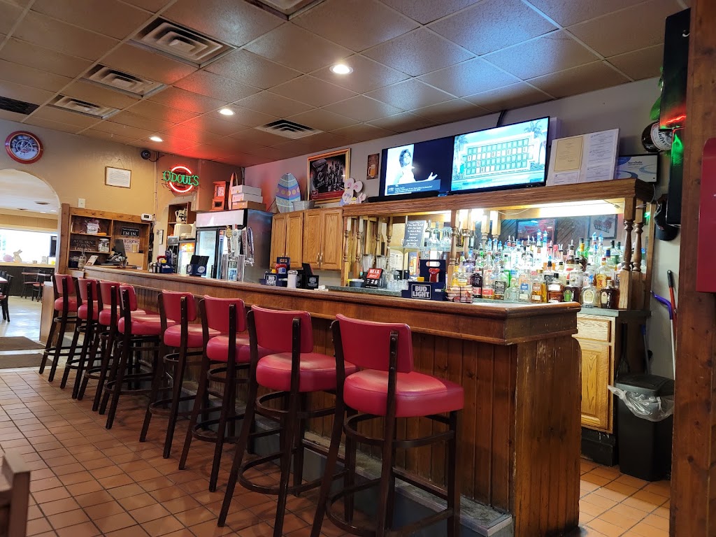 Auburns Town Tavern | 1343 Main St, Auburn, IN 46706, USA | Phone: (260) 925-0555