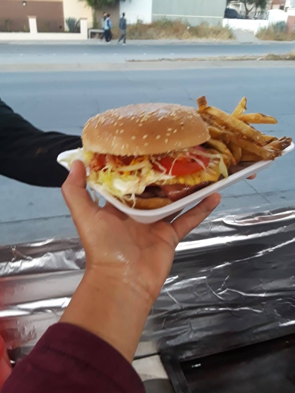 Hamburguesas El Chavo | Priv. Milano Real S/N, Natura Seccion Bosques, 22165 Tijuana, B.C., Mexico | Phone: 664 771 1450