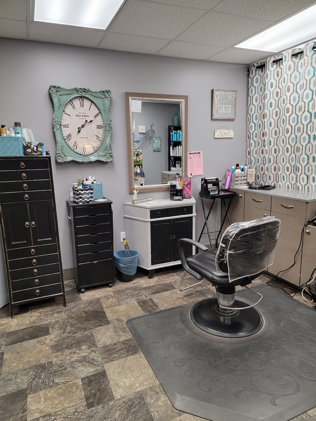 Carl & Christys Salon | 1705 McPherson Ave, Council Bluffs, IA 51503, USA | Phone: (712) 322-1625