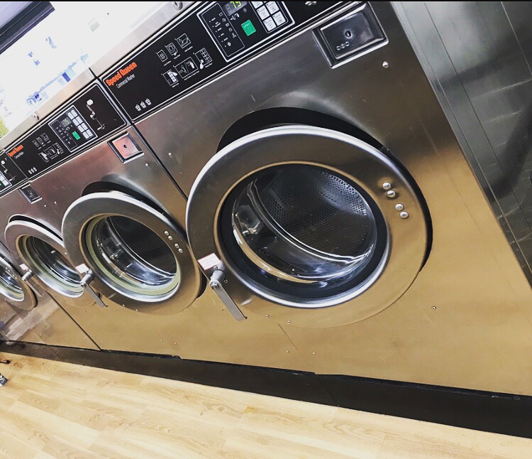 Buzzis Laundromat & Laundry Service1 | 526 Graham Rd, Cuyahoga Falls, OH 44221, USA | Phone: (330) 929-1702