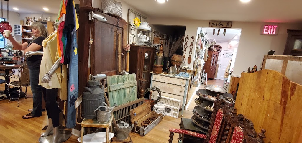 The Blooming House Junk Shop | 14124 5th St, Dade City, FL 33525, USA | Phone: (813) 541-9234