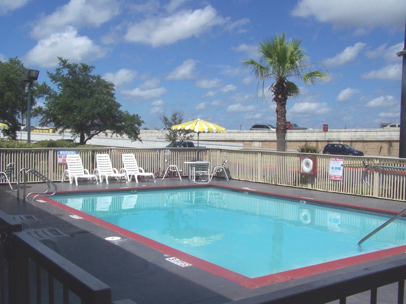 The Inn & Studios Downtown | 1500 I-35, San Antonio, TX 78204, USA | Phone: (210) 271-3334