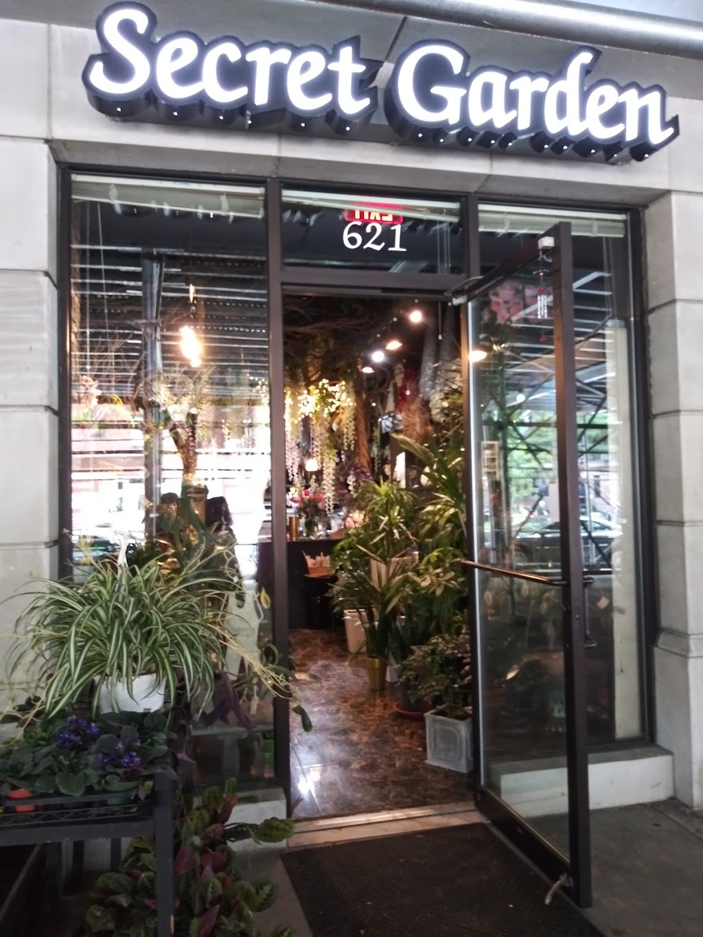 The Secret Garden | 621 Amsterdam Ave, New York, NY 10024, USA | Phone: (212) 362-8188