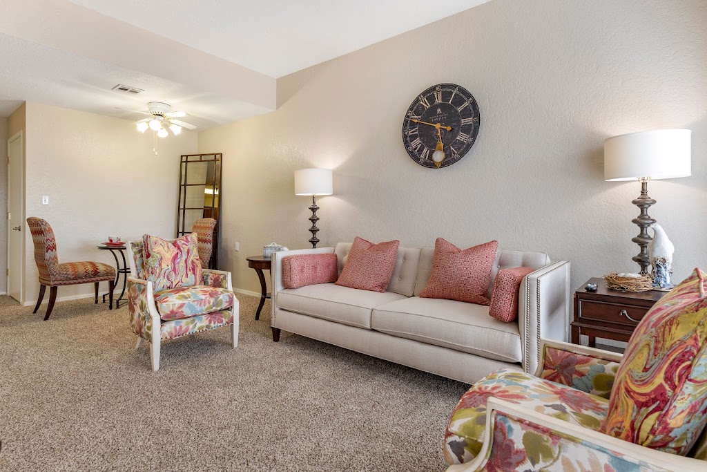 Lyndale Edmond Senior Living | 1225 Lakeshore Dr, Edmond, OK 73013, USA | Phone: (405) 766-8785