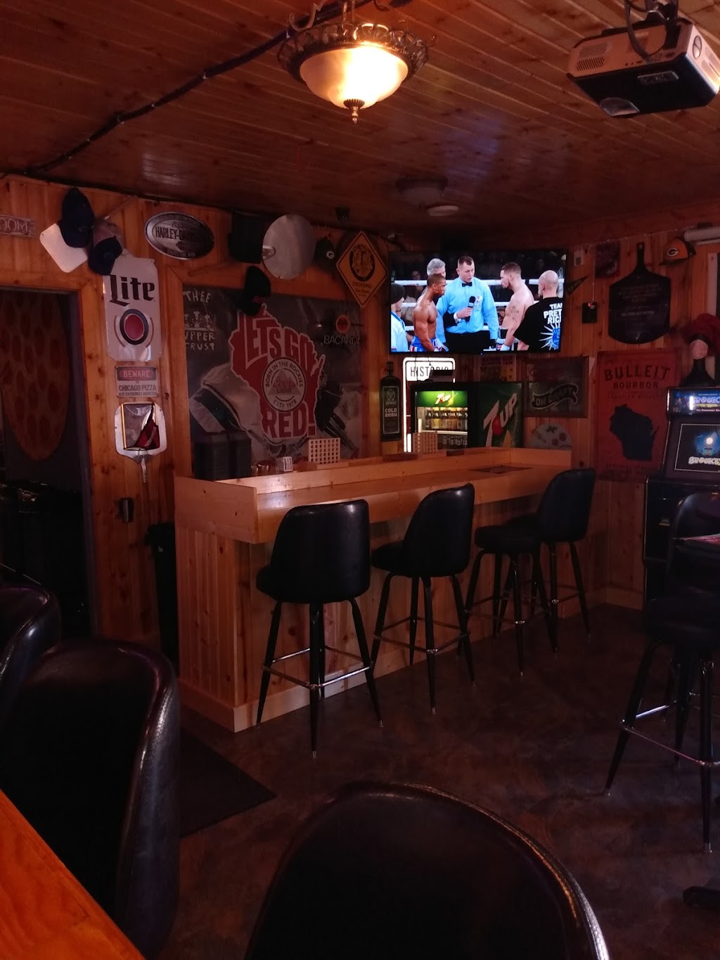 Thee Back Bar @ Thee Upper Crust Pizzeria | 109 N Main St, Pardeeville, WI 53954, USA | Phone: (608) 429-2046