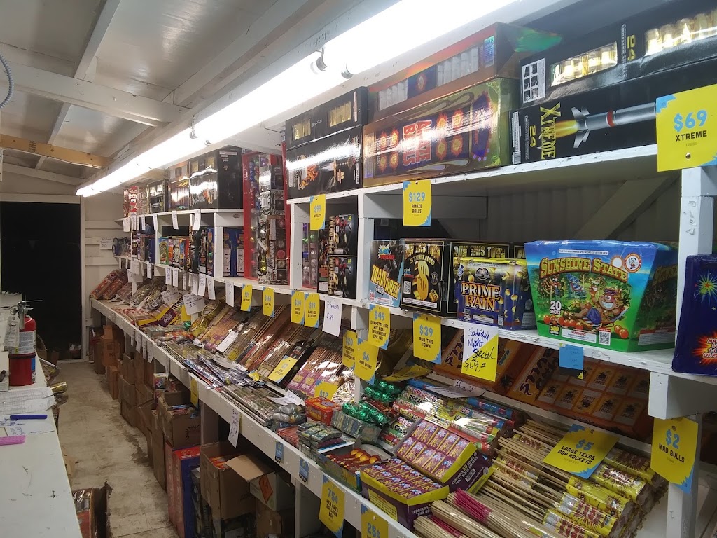 Alamo Fireworks Stand | 2449 TX-97, Pleasanton, TX 78064, USA | Phone: (210) 667-1106