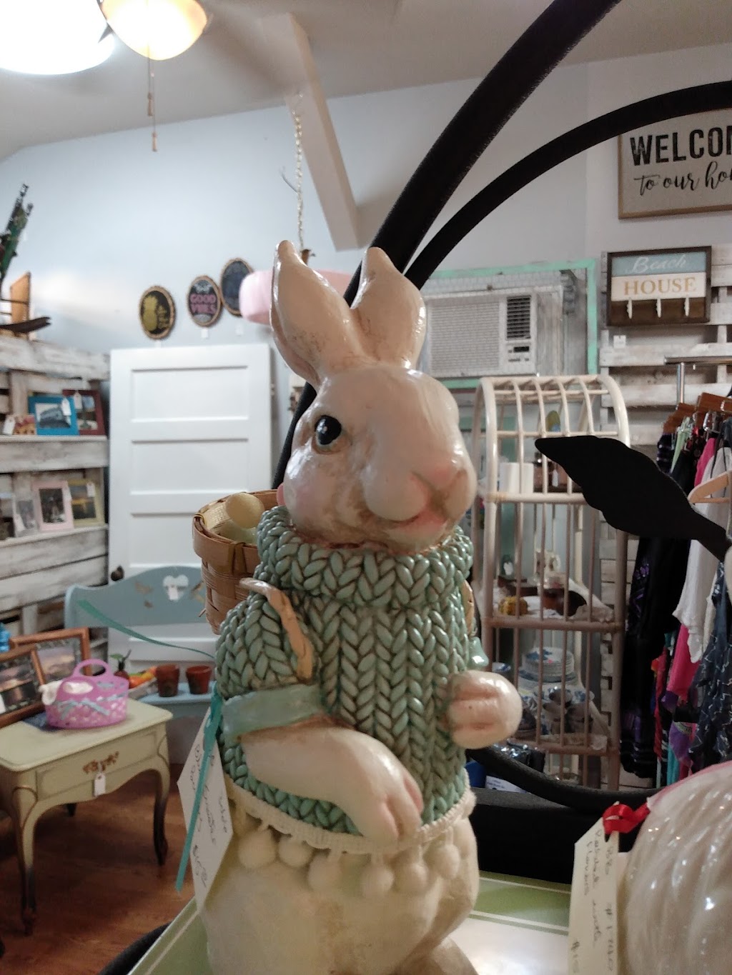 Antiques & Uniques in Ozona | 303 Orange St, Palm Harbor, FL 34683, USA | Phone: (727) 253-4976