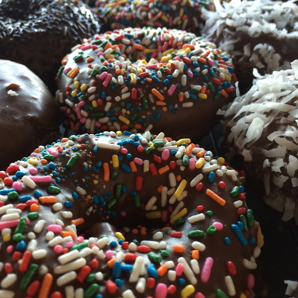 Donut Den | 8055 Vineland Ave, Sun Valley, CA 91352, USA | Phone: (818) 768-1245