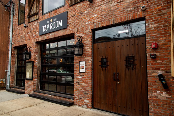 Tap Room | 206 Main St, Farmingdale, NY 11735, United States | Phone: (516) 586-8880