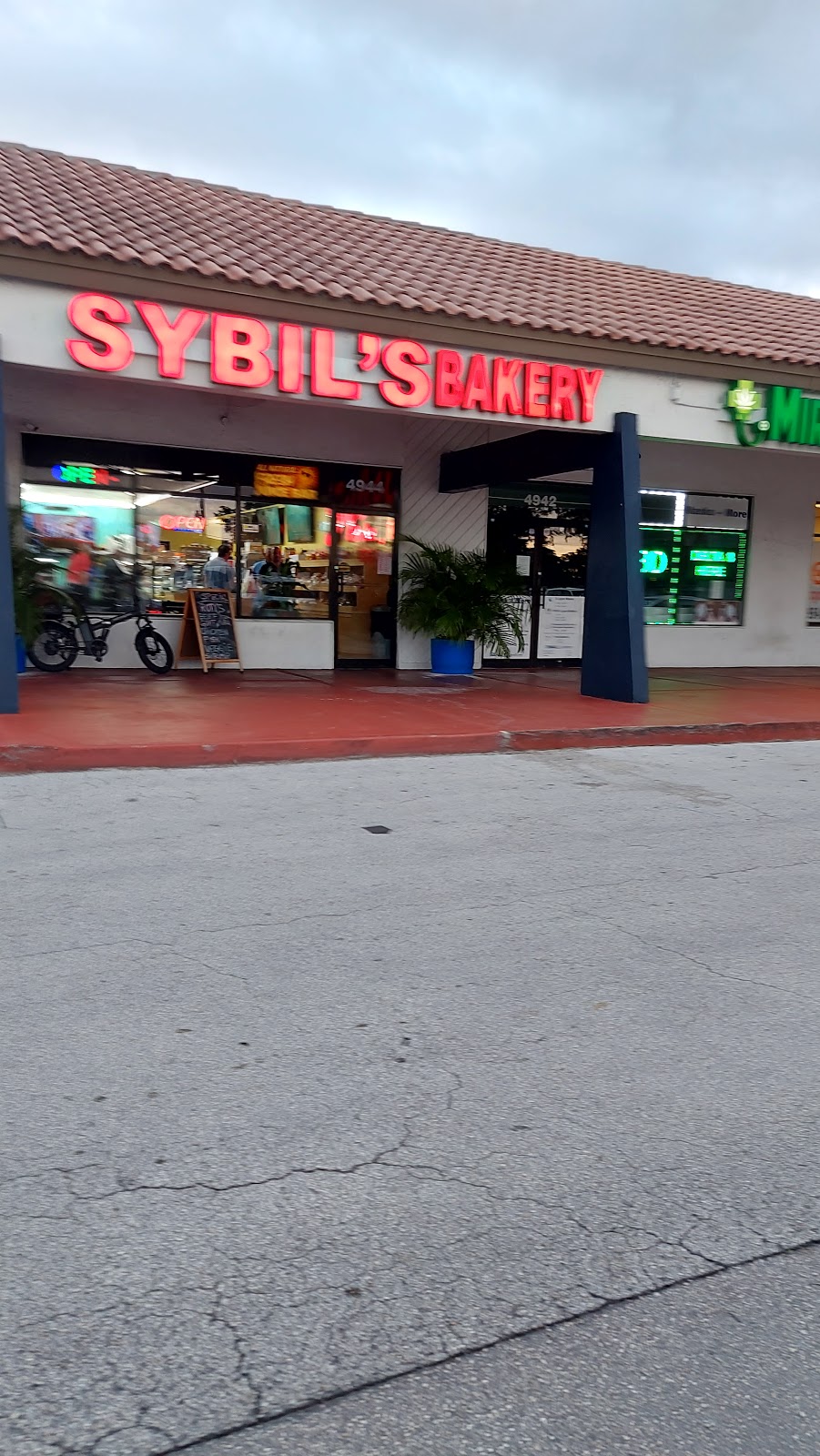 Sybils Bakery | 4944 N University Dr, Lauderhill, FL 33351, USA | Phone: (754) 223-4384