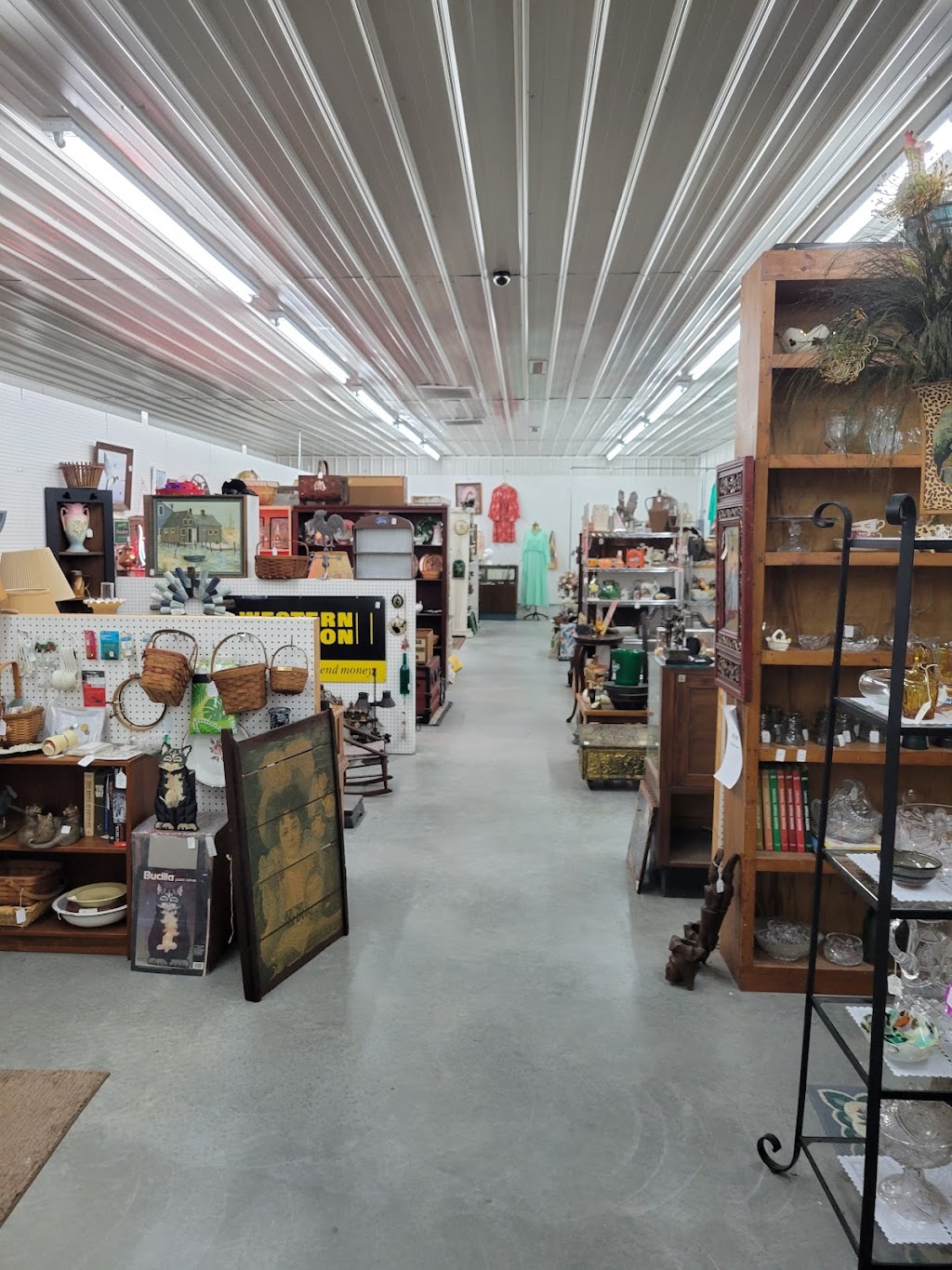 The Blue Crow Antique Mall | 32124 Lankford Hwy, Painter, VA 23420, USA | Phone: (757) 442-4150