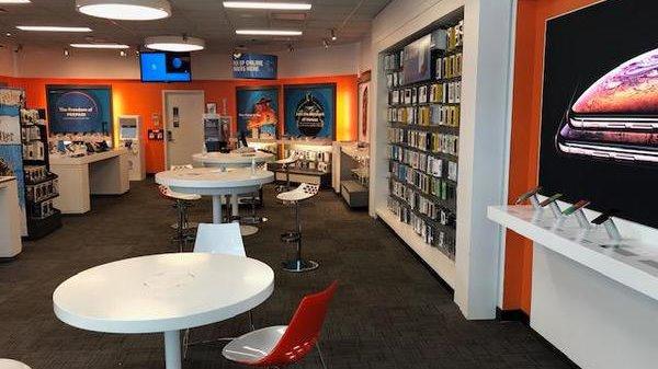 AT&T Store | 100 Menlo Park Space 2545, Edison, NJ 08837, USA | Phone: (732) 635-1501