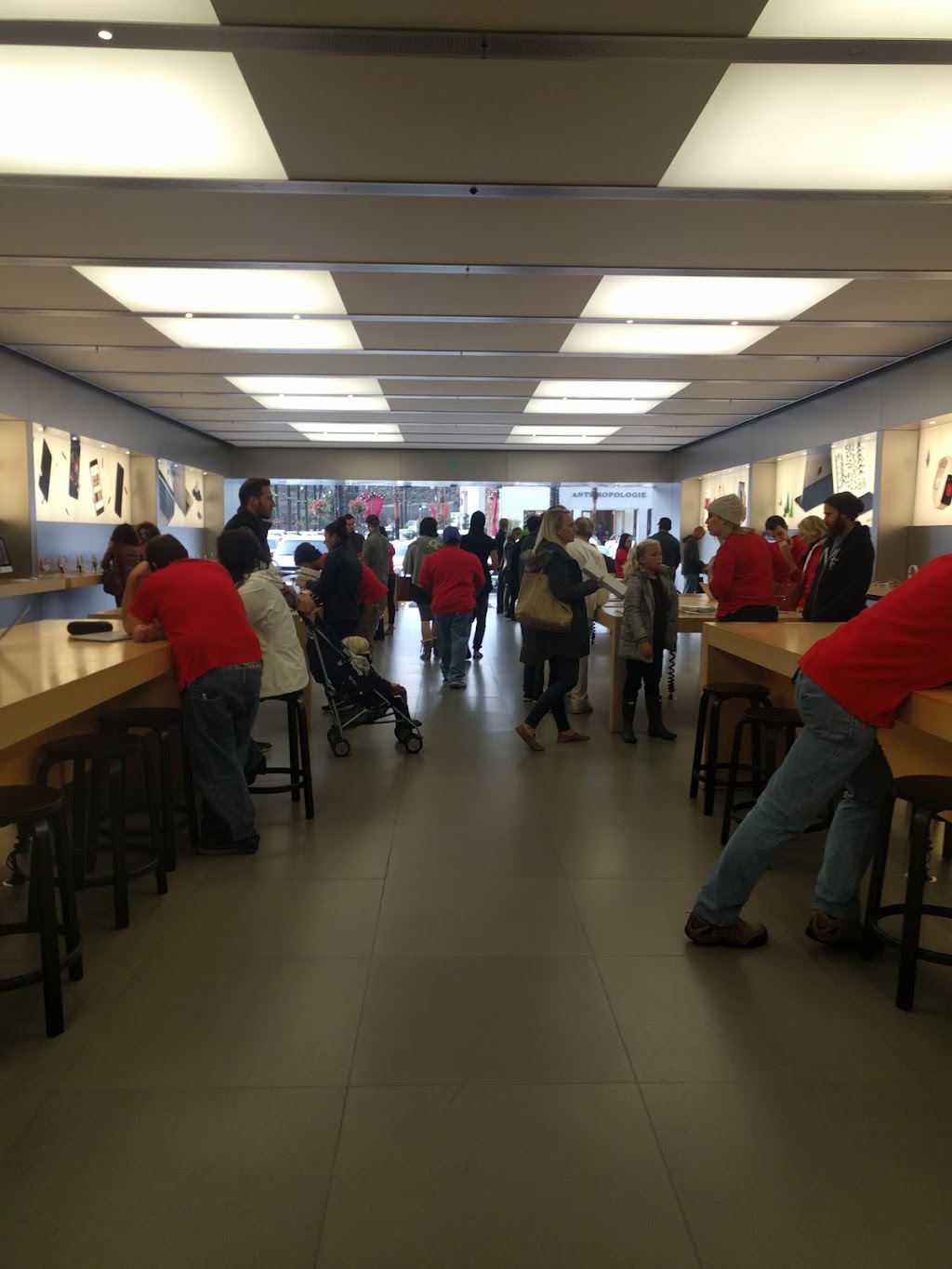 Apple Carlsbad | 1923 Calle Barcelona, Carlsbad, CA 92009, USA | Phone: (760) 697-9800