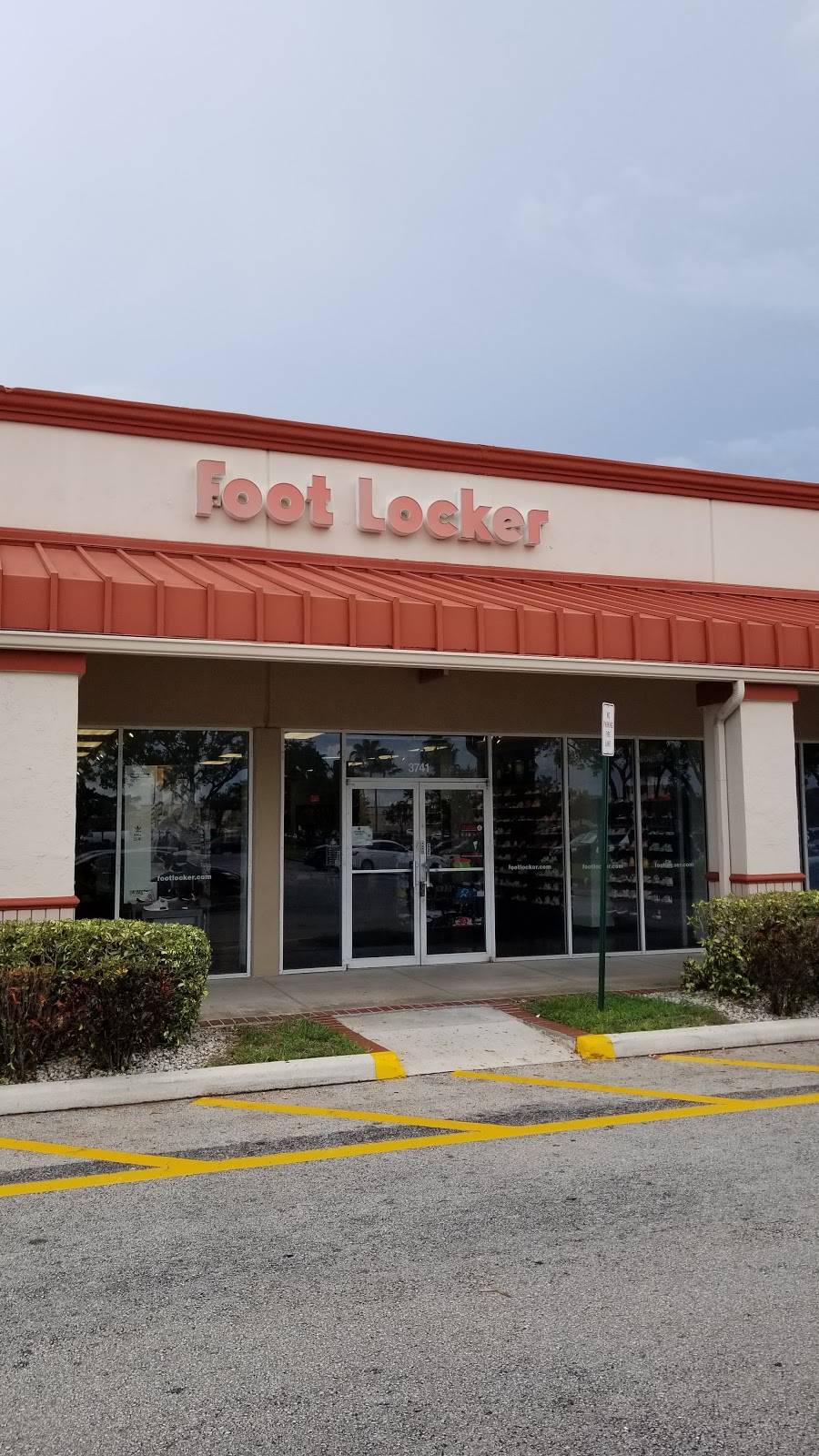 Foot Locker | 117 N Pointe Dr, Dania Beach, FL 33004, USA | Phone: (954) 925-6765