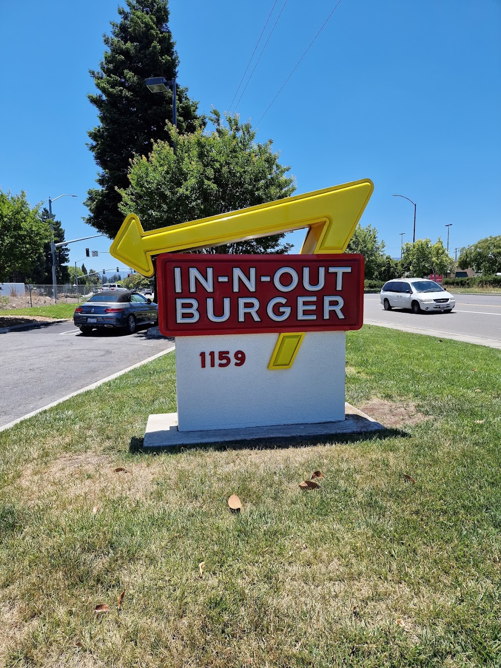 In-N-Out Burger | 1159 N Rengstorff Ave, Mountain View, CA 94043, USA | Phone: (800) 786-1000