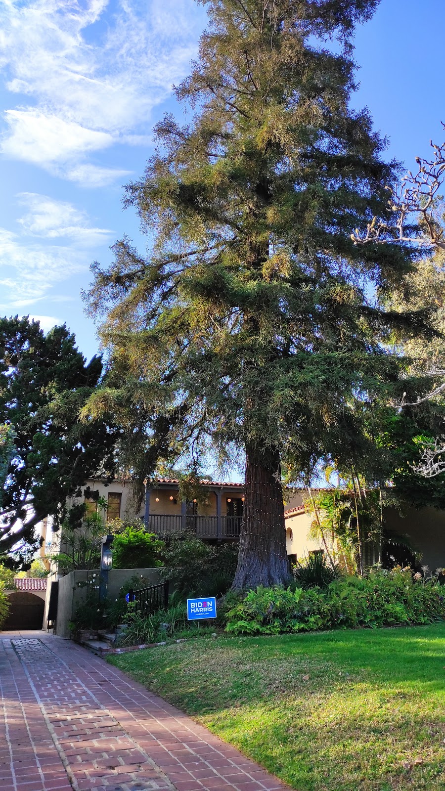 Robert Burns Park | 225 N Van Ness Ave, Los Angeles, CA 90004, USA | Phone: (213) 485-4833