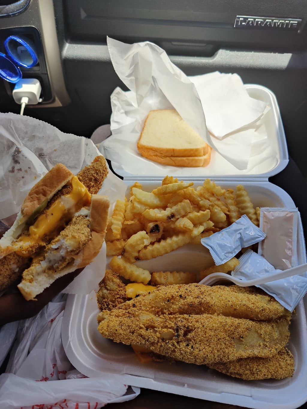 Whites Fish & BBQ | 3801 Dickerson Pike, Nashville, TN 37207, USA | Phone: (615) 540-4397
