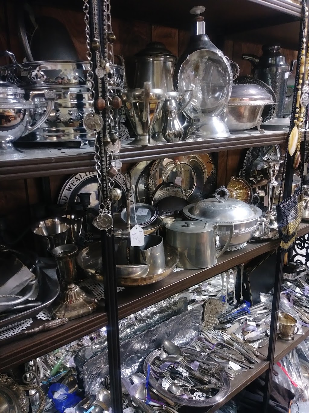 Wine Country Antiques | 415 E Hancock St, Newberg, OR 97132, USA | Phone: (503) 538-7875