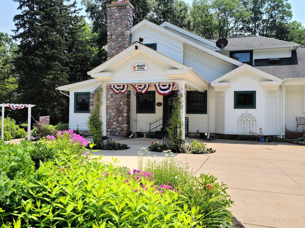 Maple Cove Bed & Breakfast | 969 Maple Cove Dr, Leonard, MI 48367, USA | Phone: (248) 274-4680