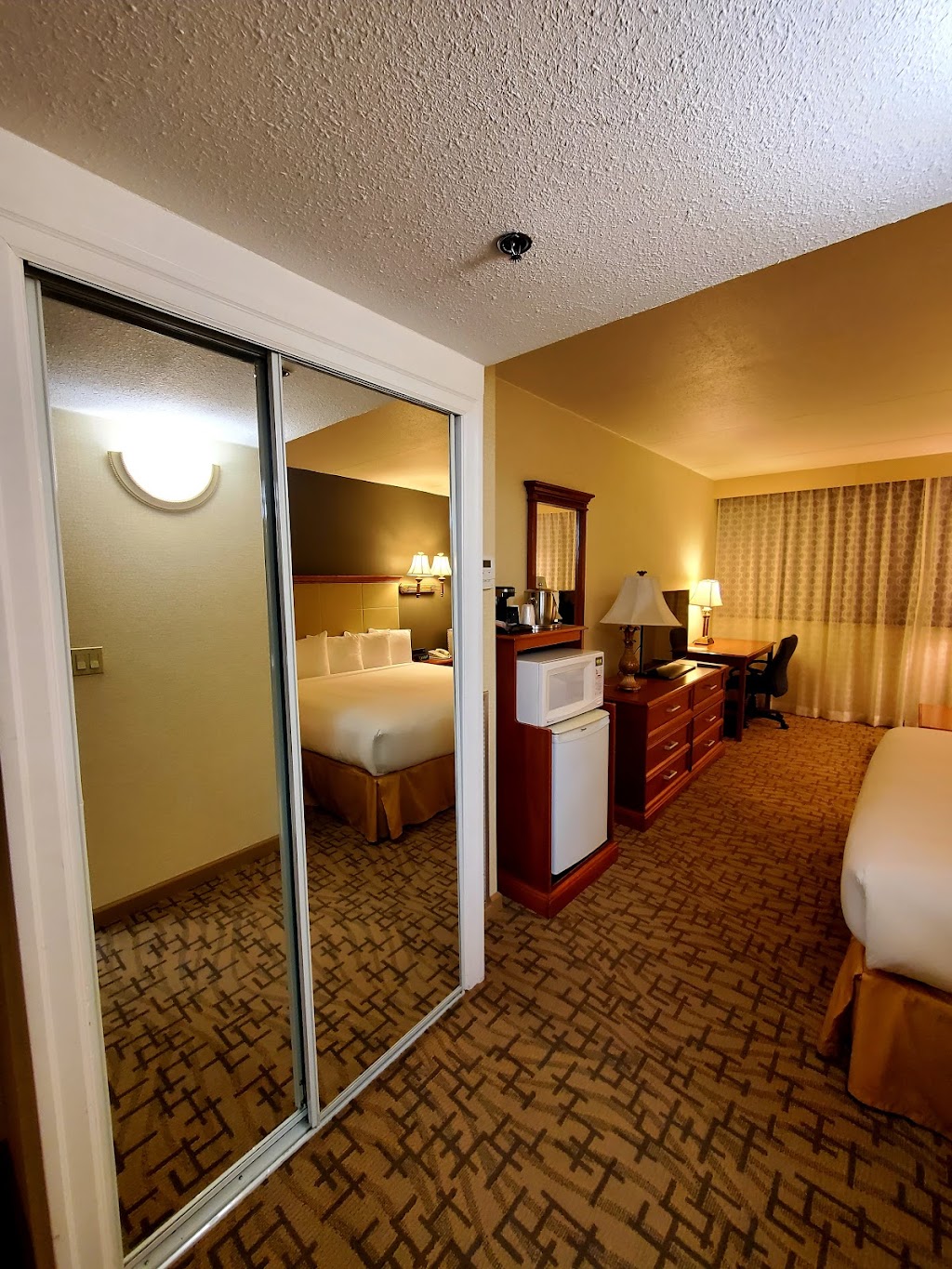 Comfort Inn & Suites Downtown Tacoma | 2611 East E Street, Tacoma, WA 98421, USA | Phone: (253) 272-7737