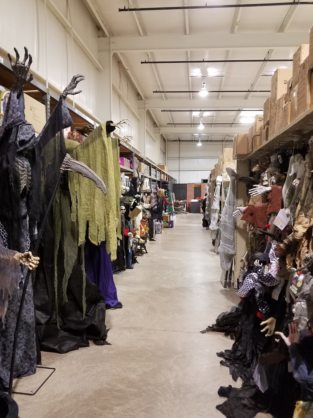 Halloween Warehouse OKC | 2820 NE 50th St, Oklahoma City, OK 73121, USA | Phone: (405) 424-3238