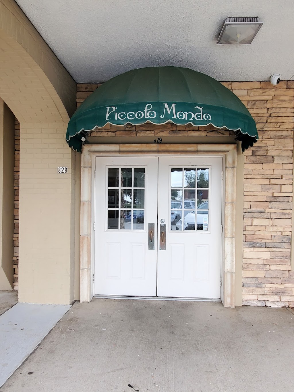 Piccolo Mondo Italian Restaurant | 829 E Lamar Blvd, Arlington, TX 76011, USA | Phone: (817) 265-9174