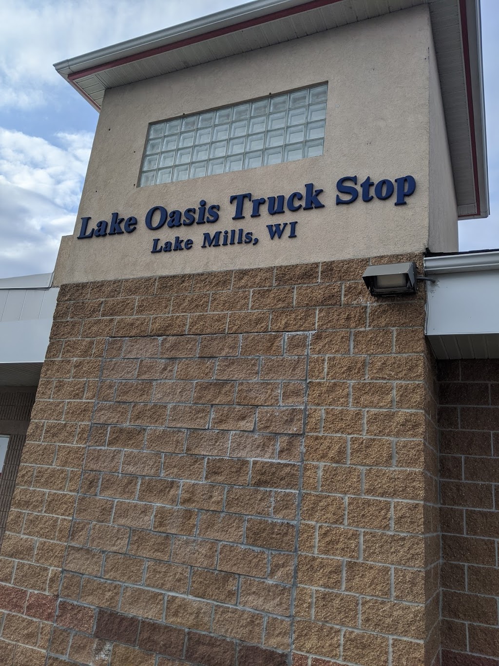 Lake Oasis Travel Plaza | N6919 WI-89, Lake Mills, WI 53551, USA | Phone: (920) 648-3408
