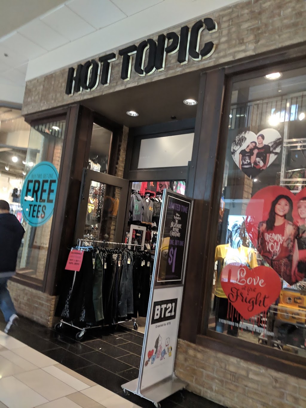 Hot Topic | 1 Crossgates Mall Rd SPC 107, Albany, NY 12203, USA | Phone: (518) 862-0964