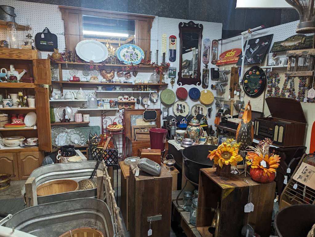 Lous Antique Mall | 120 Arnett Blvd, Danville, VA 24540, USA | Phone: (434) 797-5777