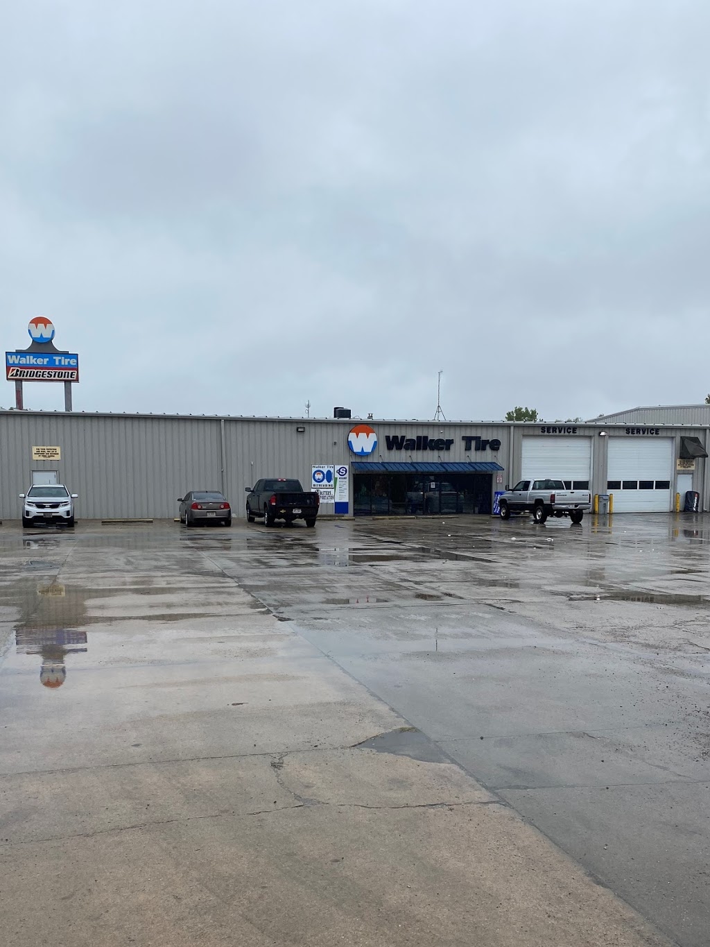 Walker Point S Tire & Service | 5535 Arbor Rd, Lincoln, NE 68514, USA | Phone: (402) 464-3500