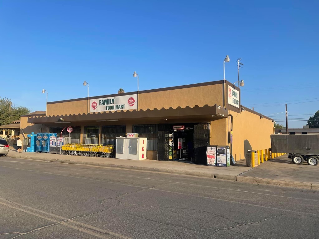 Family Food Mart | 138 E 1st St, Buttonwillow, CA 93206, USA | Phone: (661) 764-5371