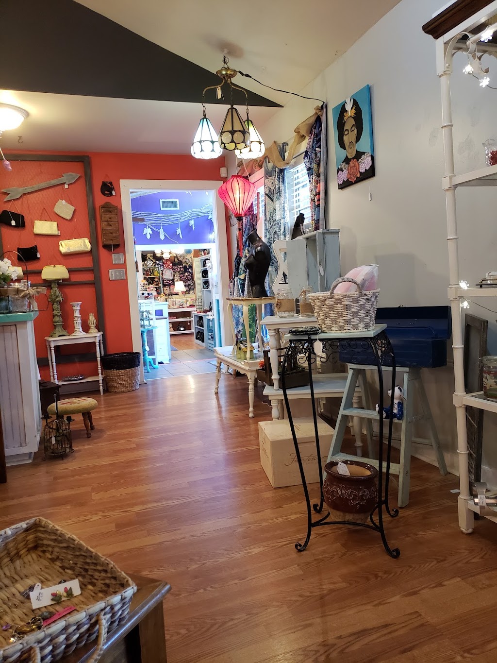 Antiques & Uniques in Ozona | 303 Orange St, Palm Harbor, FL 34683, USA | Phone: (727) 253-4976