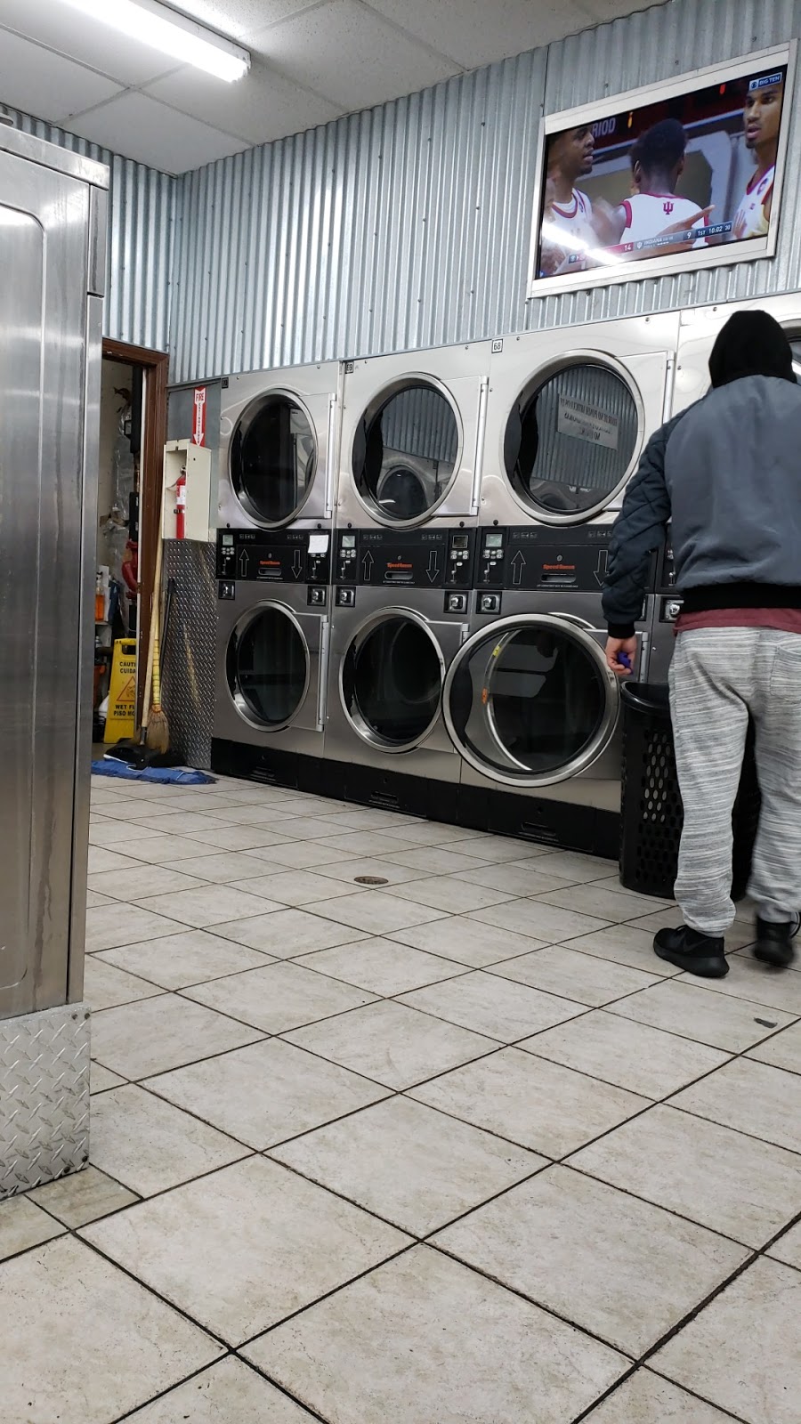 Coin Laundry / Lavanderia | 20042 Saticoy St, Winnetka, CA 91306, USA | Phone: (818) 853-4960