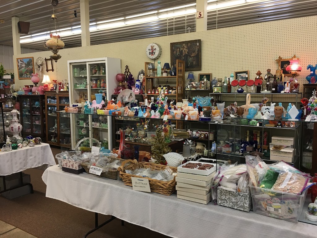 Clarence Hollow Antique Mall & Bonadio Country Store | 11111 Main St, Clarence, NY 14031 | Phone: (716) 759-8538