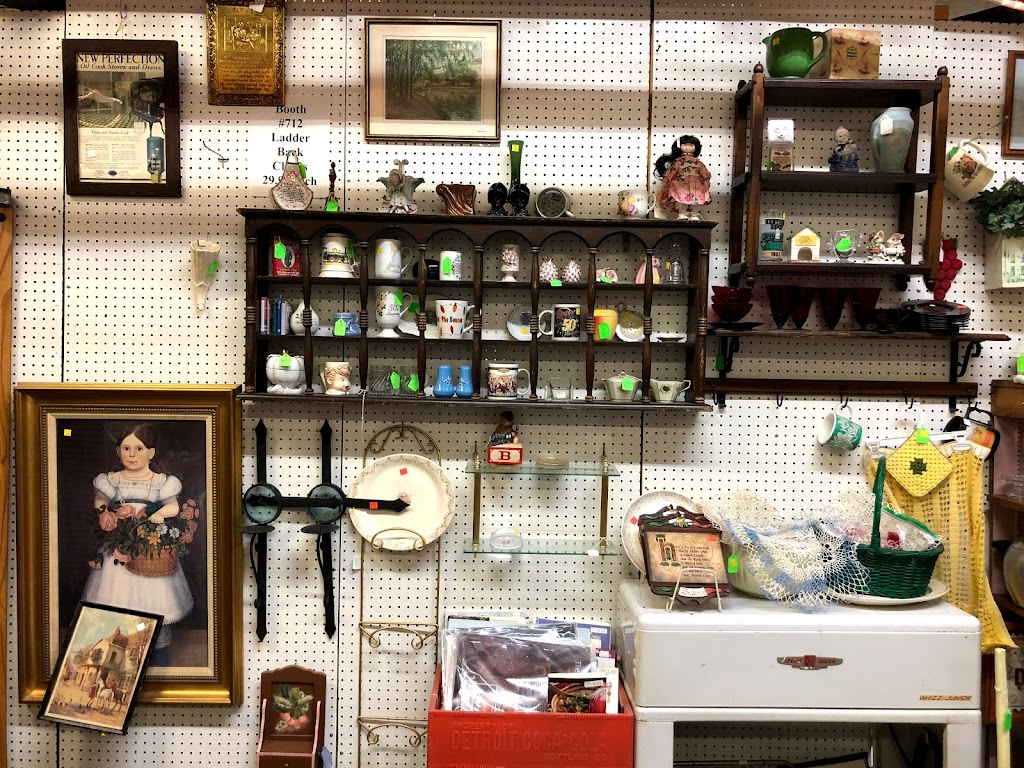 Motor City Antique Gallery | 13431 Telegraph Rd, Flat Rock, MI 48134, USA | Phone: (734) 782-4018