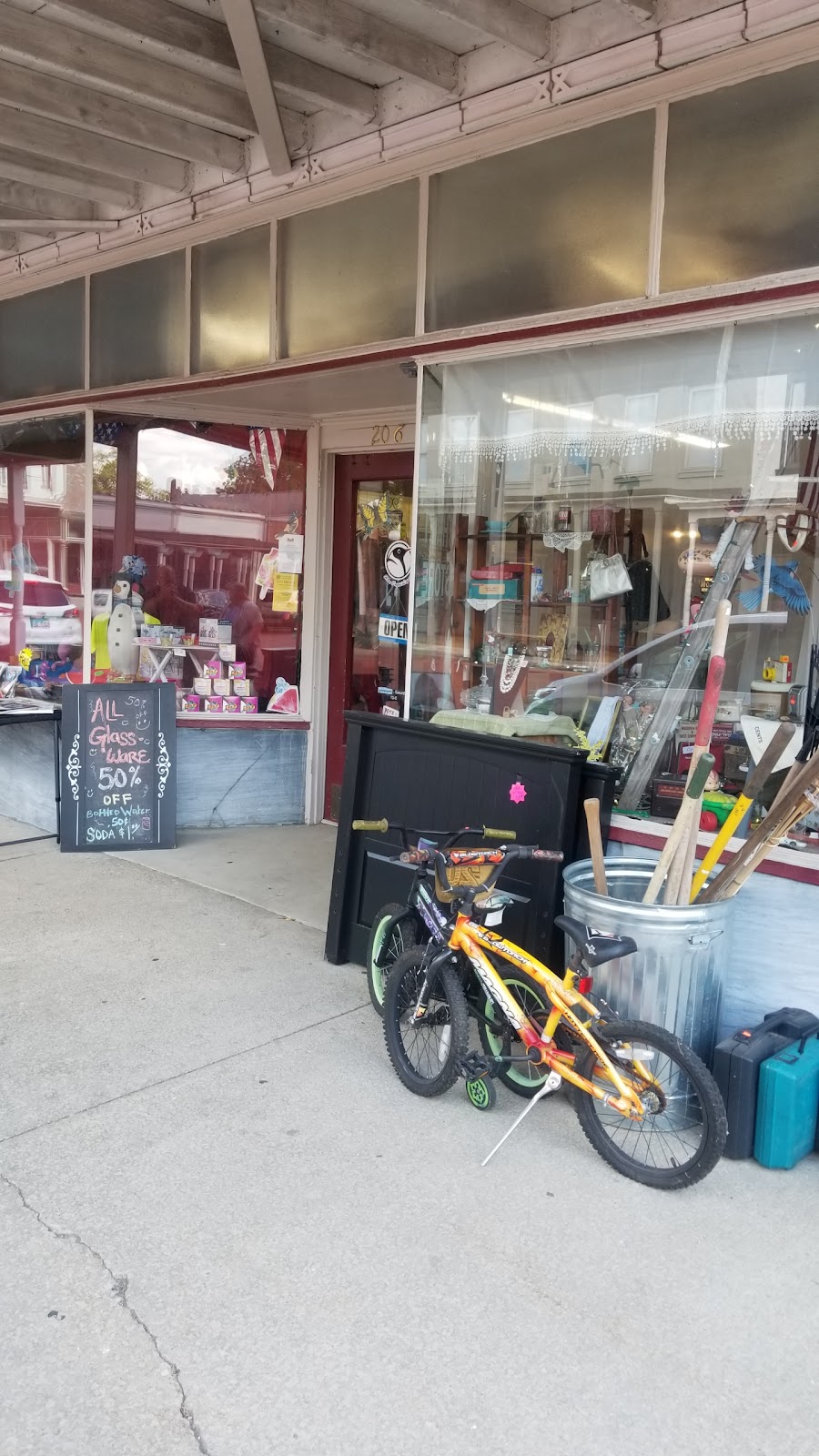 Moon Penguin’s Emporium | 206 W St Louis St, Lebanon, IL 62254, USA | Phone: (618) 537-6625