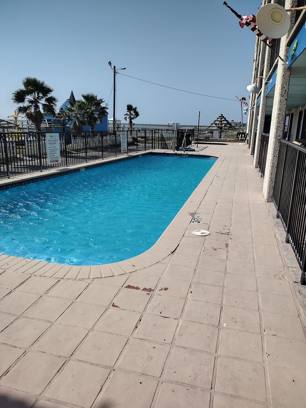 Hunts Castle Waterfront Resort | 725 S Water St, Rockport, TX 78382 | Phone: (361) 729-2273