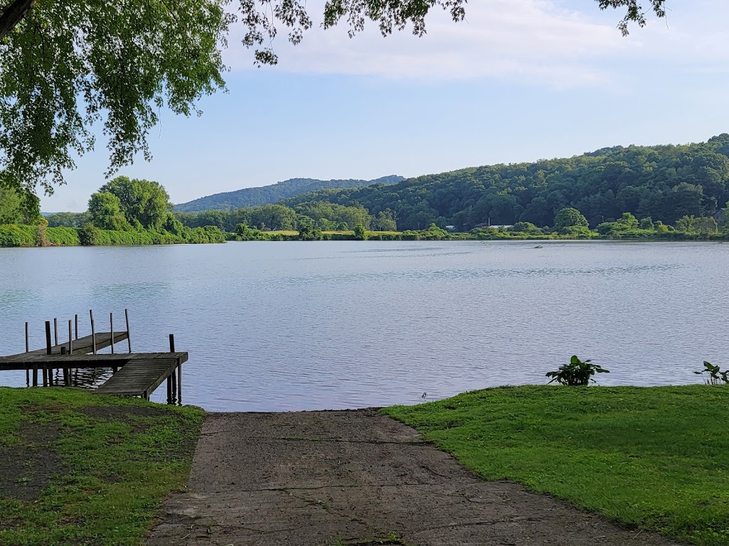 Edgewater Rv Park and Marina | 200 County Highway 66/3, Rd #200, New Cumberland, WV 26047, USA | Phone: (304) 374-4827