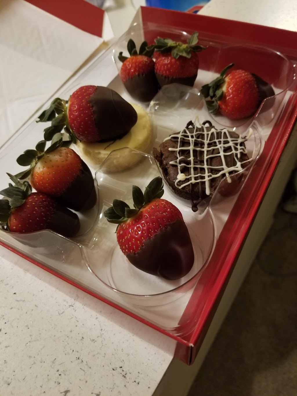 Edible Arrangements | 3766 W 12 Mile Rd, Berkley, MI 48072, USA | Phone: (248) 547-7000