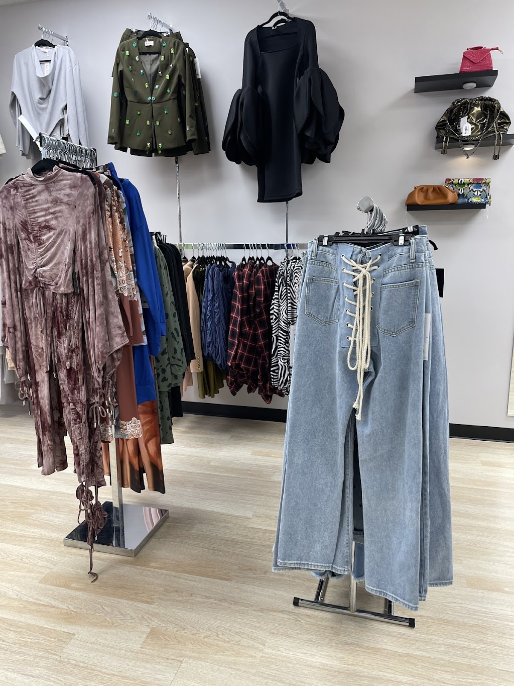 Her Couture Boutique | 10676 Campus Way S, Upper Marlboro, MD 20774, USA | Phone: (301) 324-0519