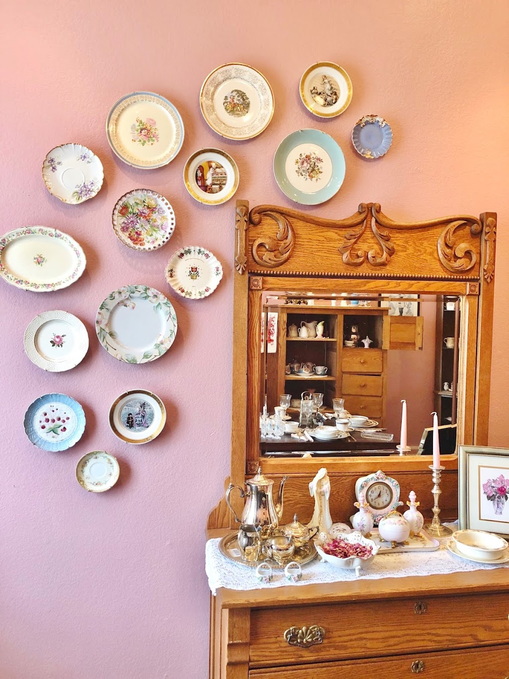 Main Street Antiques and Uniques | 2170 Collins Rd suite 130, Denton, TX 76208, USA | Phone: (817) 722-6112