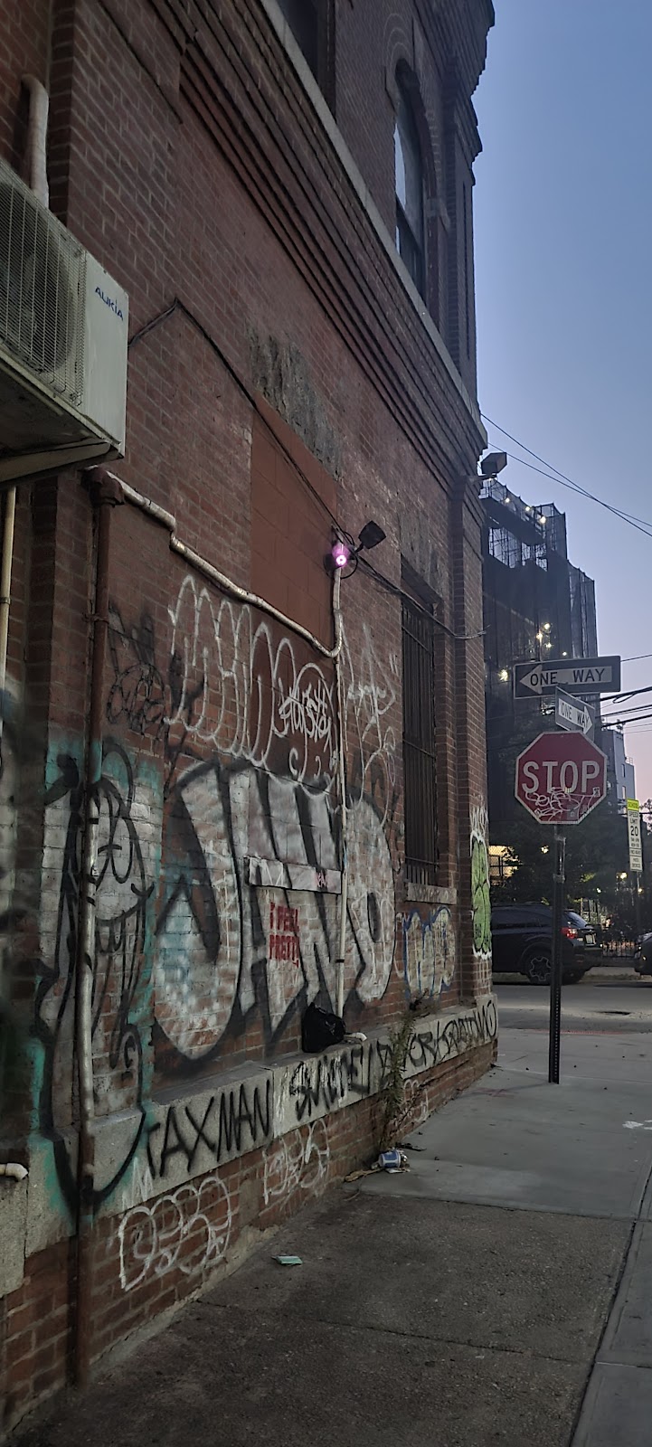 Danbro Studios | 260 Meserole St, Brooklyn, NY 11206, USA | Phone: (718) 273-9379